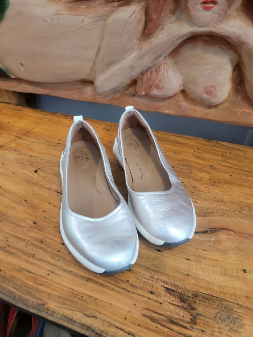 Clarks "Un Rio Vibe" Sz  8.5 Leather Silver Slip-on with Orthotic Sneaker Bottom